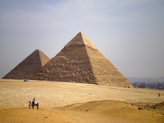 Z jakich skał zostały zbudowane piramidy w Egipcie